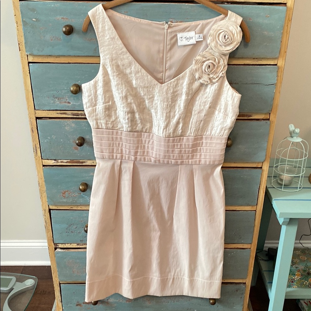 J. Taylor sz 8 Chic Cream Sleeveless Dress with Floral Detail